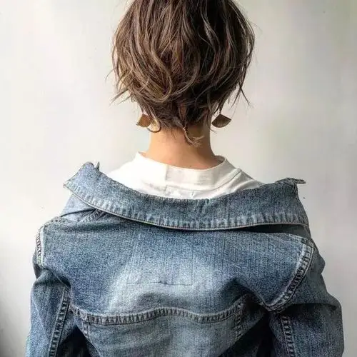 短发背影图片女生真实