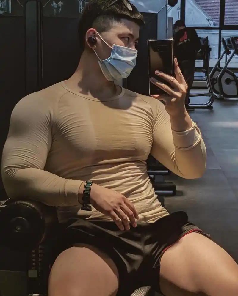 在健身房自拍运动打卡的肌肉帅哥,有你喜欢的吗?