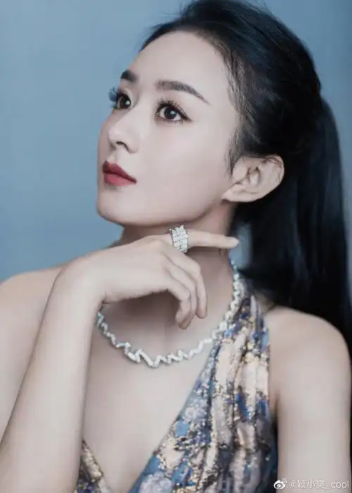 赵丽颖高马尾# 今日份的颖,深v长裙加上高. 来自颖小爽_cool - 微博