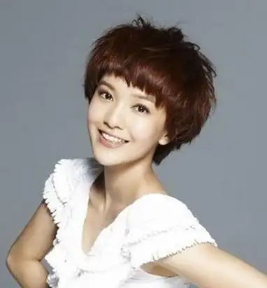 蘑菇头短发发型图片:清新优雅小女生气质的蘑菇头