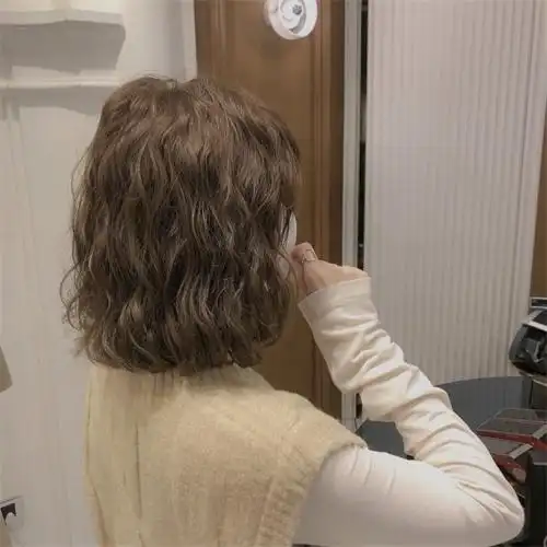 不挑脸型的短发卷蛋头烫发可盐可甜又减龄的发型_短发_女生发型大全