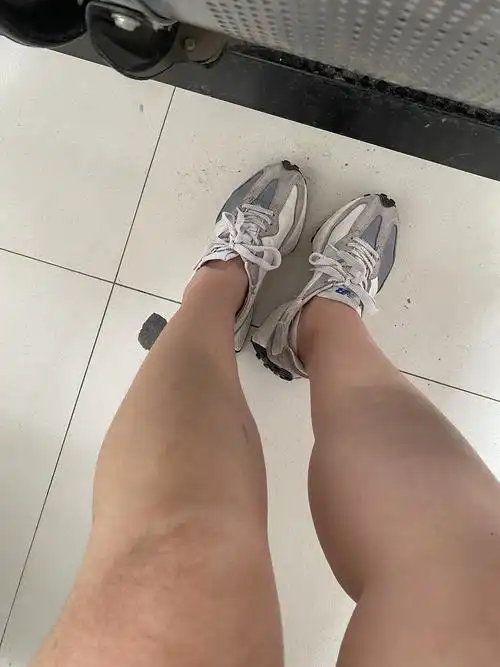 就是那种小腿有明显肌肉线条