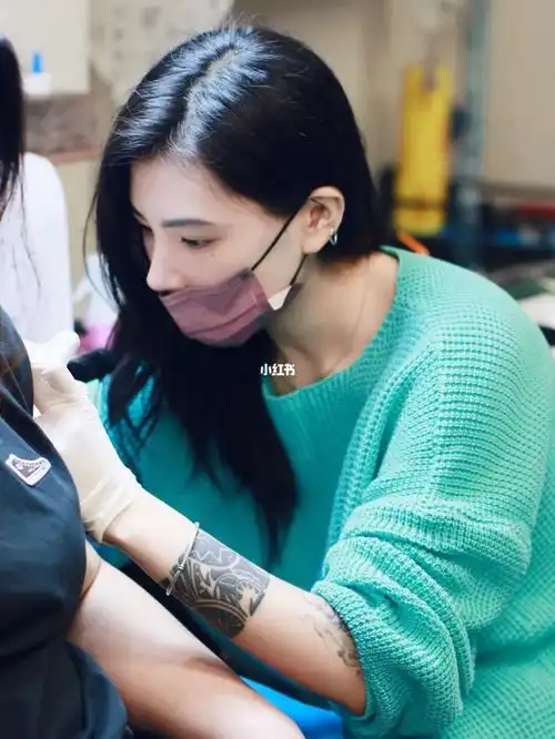 女纹身师的工作照