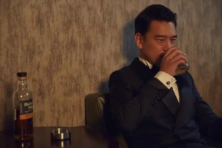 王耀庆复古西装写真曝光 创造魅力新高度