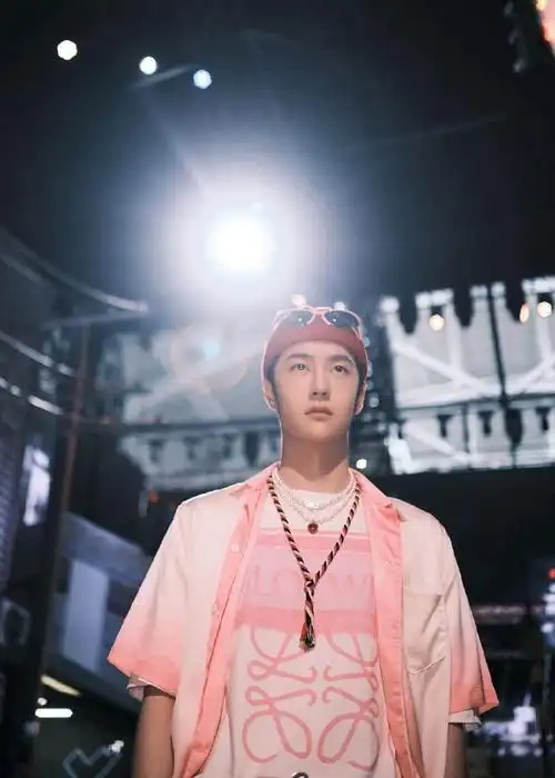 综艺《这就是街舞5》今晚开播,王一博以粉红色系造型出镜:粉色衬衫