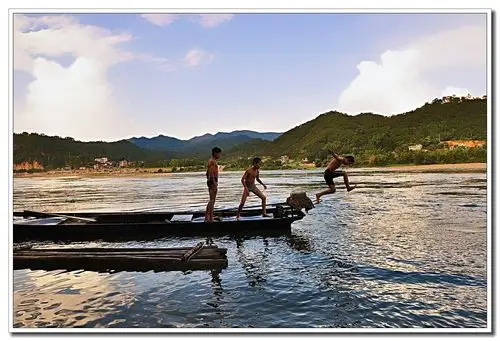 地方俱乐部论坛 西安论坛 【傍晚桂江边尽情戏水的孩子】 9 器材:尼康