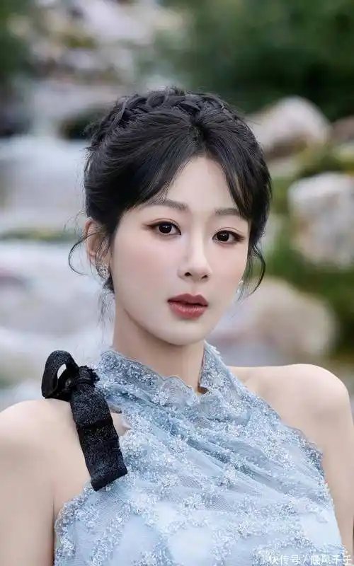 珍珠辫盘发造型9月2日,杨紫出席代言品牌直播活动造型图集,本次品牌特