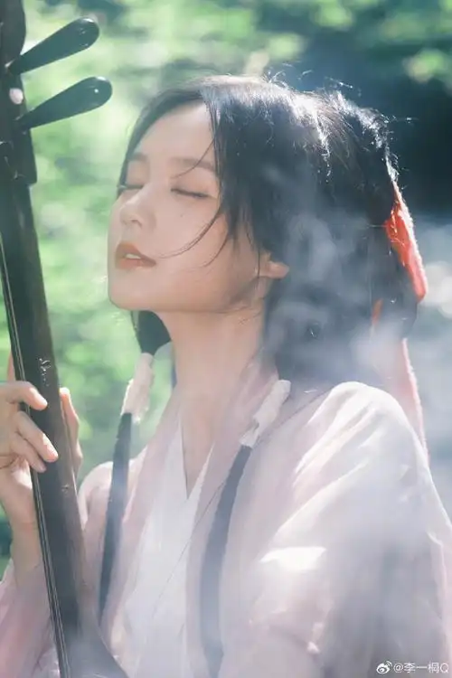 李一桐摘面纱回眸镜头#李一桐找到了自己的风格,古风太好看了 ,请