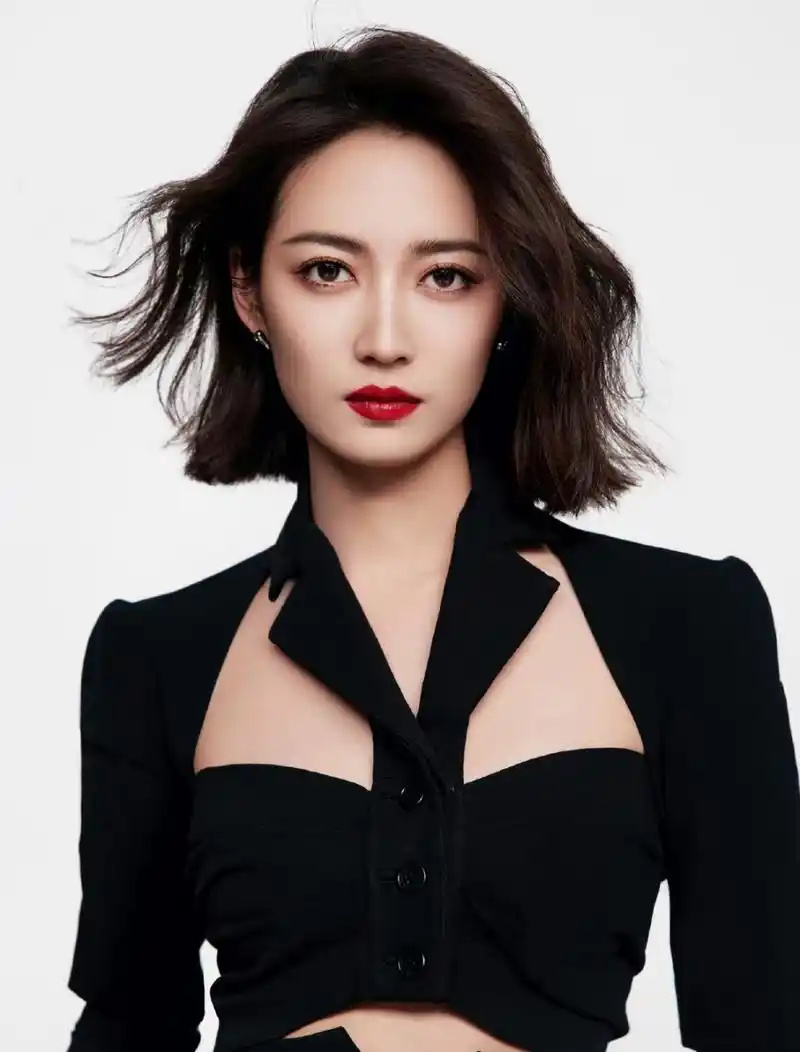 陈钰琪升级当老板,她晒出一组霸气美照庆祝个人工作室成立,事业掌握