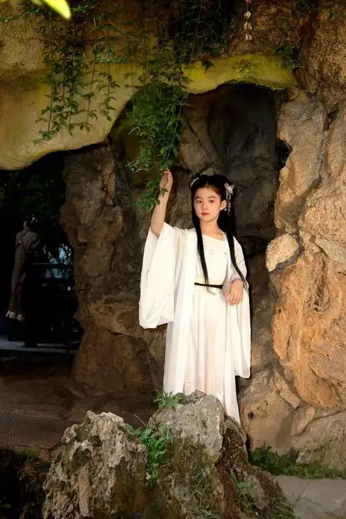 汉口里的古装小女孩