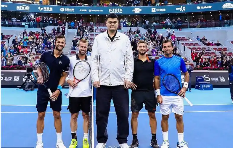 2米29姚明合影1米98网坛巨星!巨人变娇小呆萌 感慨这山望着那山高