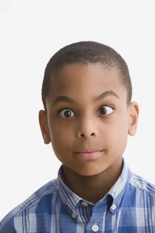 西方人,儿童,脸,头,眼睛,脸颊,一个人,竖图,室内,特写,白天,白色背景