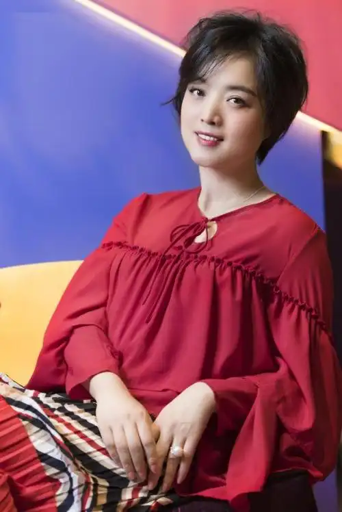 每日美搭白雪百褶红裙优雅明艳