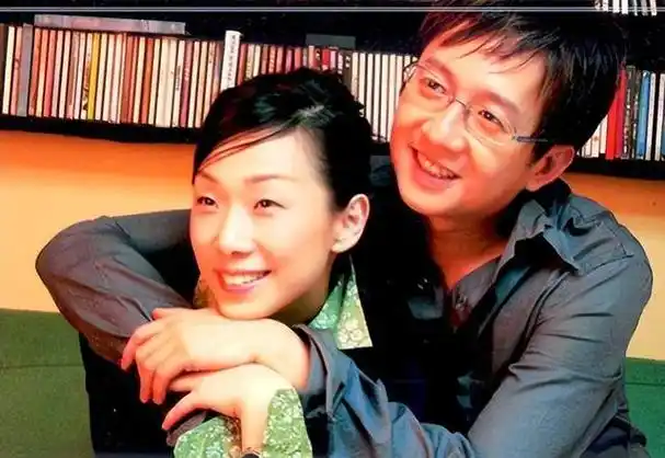 李宗盛林忆莲:离婚20年后,他三婚娶小27岁娇妻,她仍旧