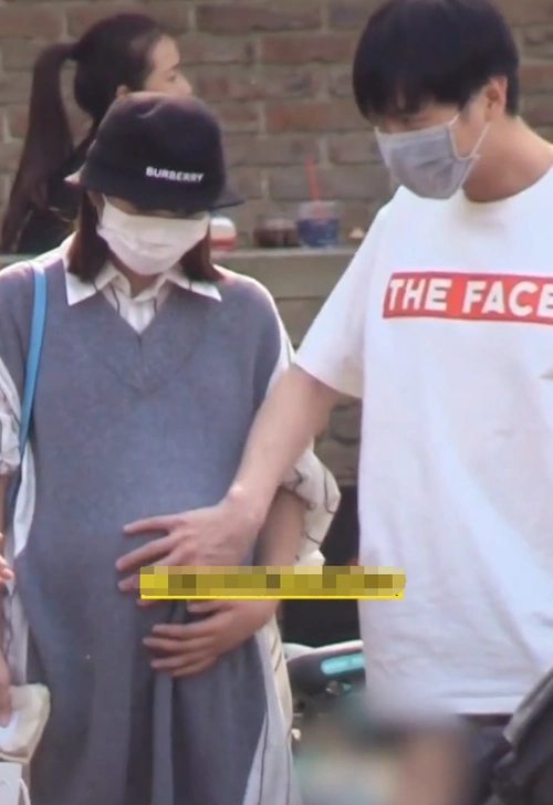 唐艺昕逛街被拍,手放肚子上,看到肚子大小,这才是女星怀孕的样子!