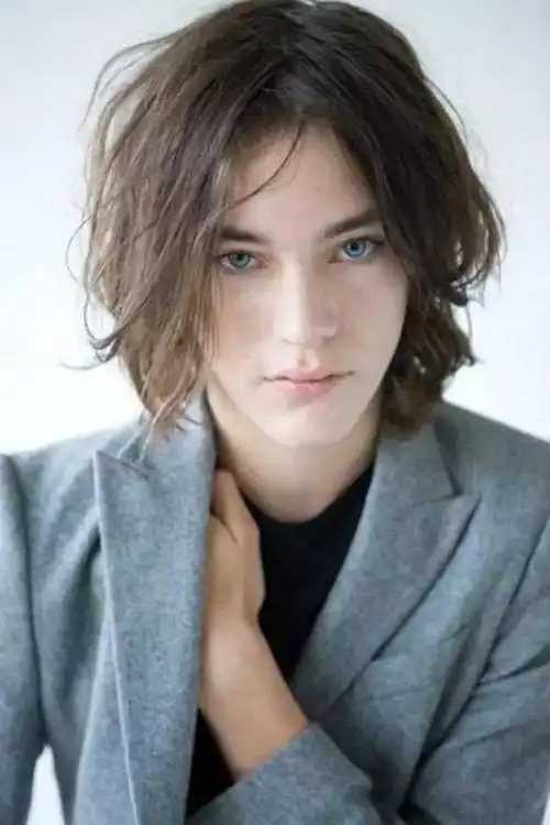 这个身高186的长发美少年长着一张雌雄莫辨的精致面孔