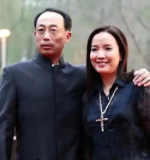 59岁吕丽萍素颜出镜,精神饱满又变化大,与老公孙海英感情稳定!