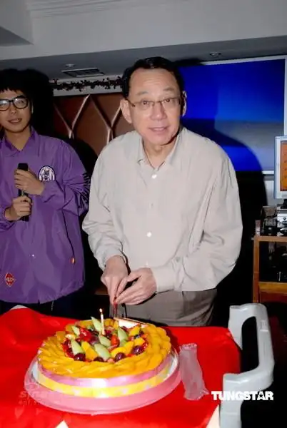 杨受成切生日蛋糕