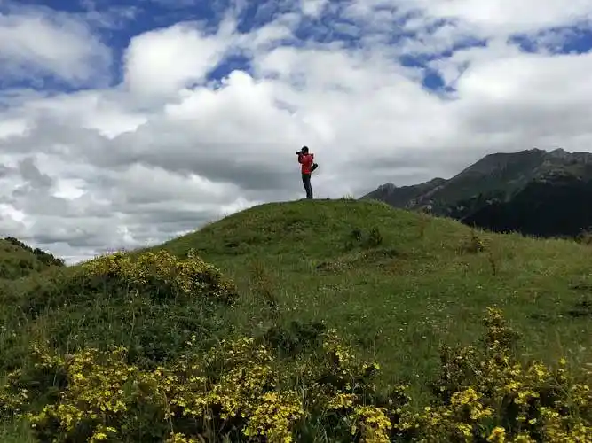 男女粉丝一路拍了很多漂亮的风景人文照片发给朋友圈分享一下,祝新老