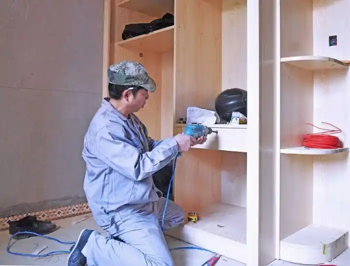 木工师傅安装家具.