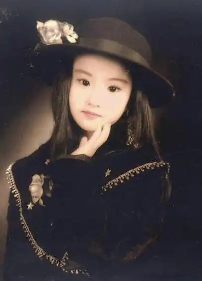 刘亦菲也是从小美到大,小时候就长得像洋娃娃一样.