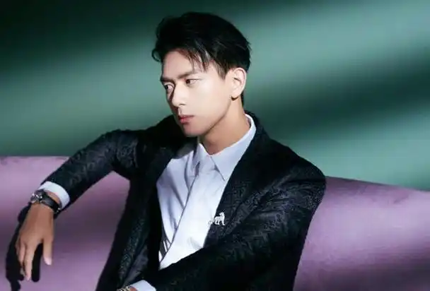 李现作为其中十分受欢迎的男演员也不断带来出彩作品惊艳观众眼球