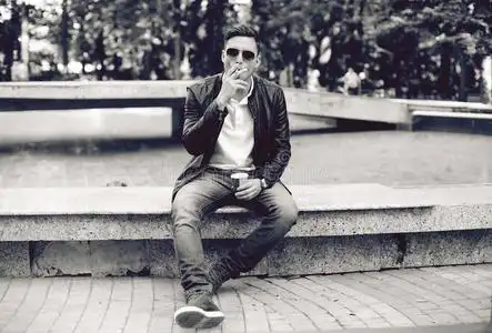 抽烟男人图片