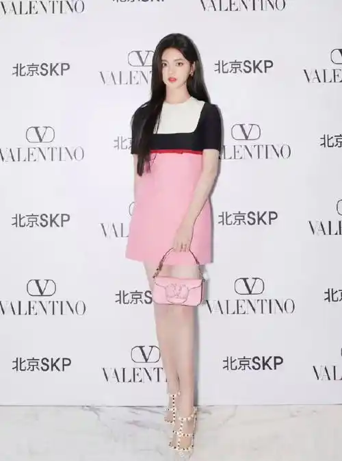 原创杨超越惊艳亮相美白大长腿吸睛无数内娱美腿新标杆诞生