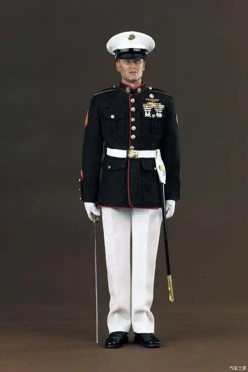 这张图片展示的是美国海军陆战队礼兵.