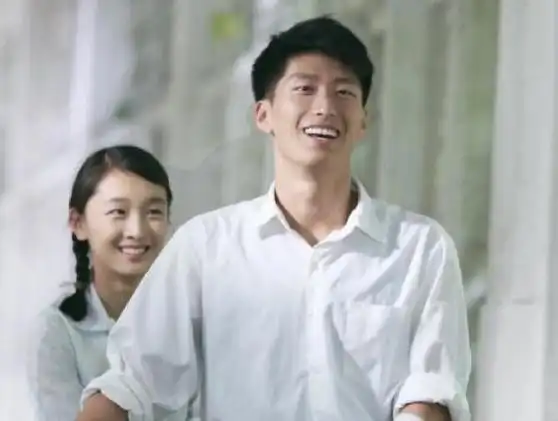 《山楂树之恋》讲述了一段跨越时空的凄美爱情故事.