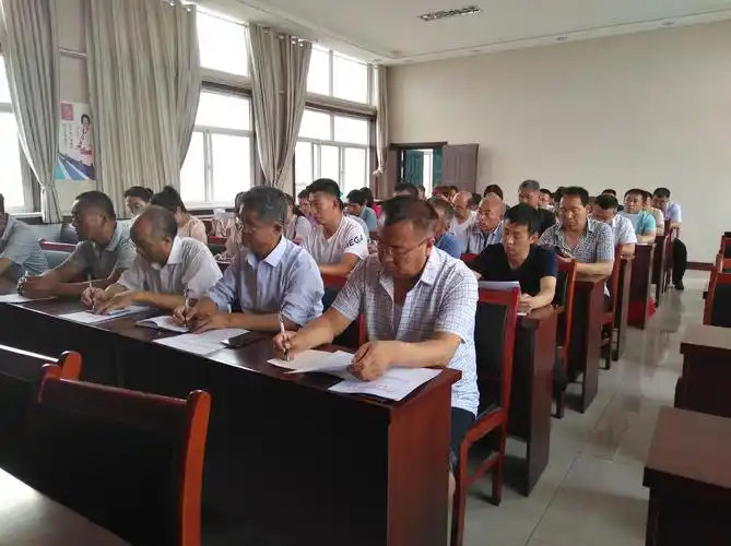 与会人员认真开会