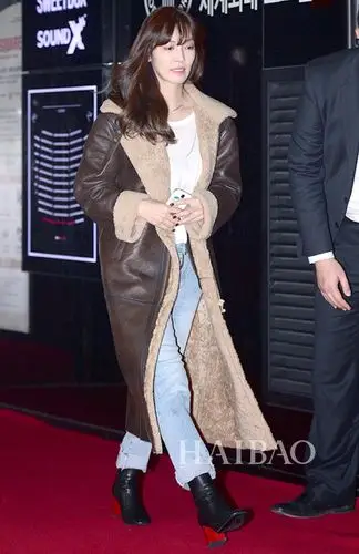 金素妍身着instantfunk翻毛大衣现身电影《喜马拉雅》的vip试映式