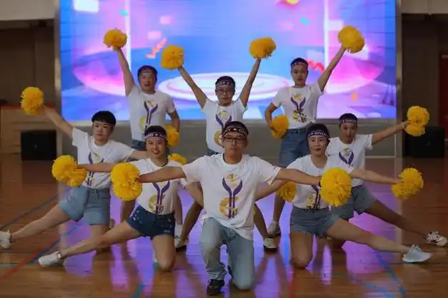 上海市奉贤区明德外国语小学以大拇指文化涵养文明校园