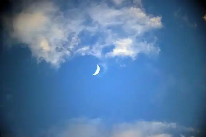 幽深无垠,无边无际,笼盖四野,天边一弯月牙儿袅娜如伊人瘦细的腰肢