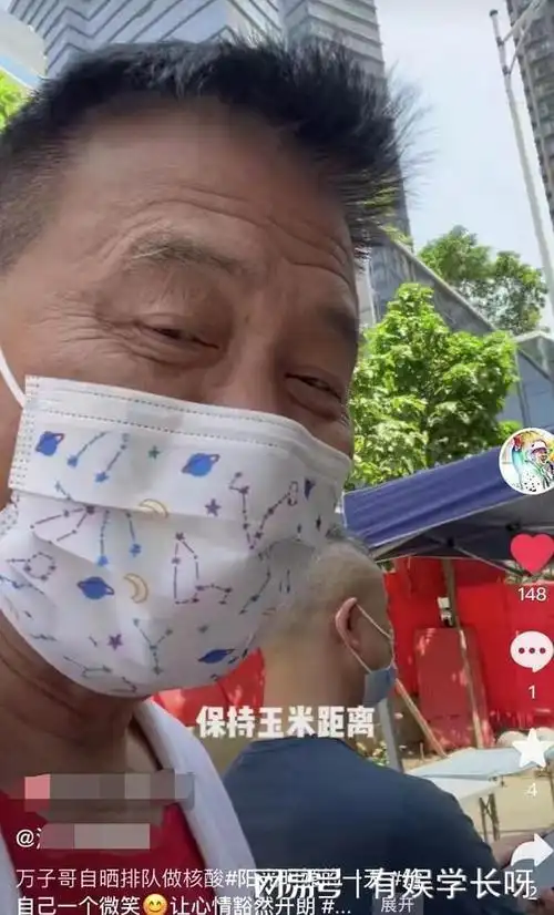 64岁万梓良定居湖南小区排队做核酸无人识两鬓发白皱纹爬满脸