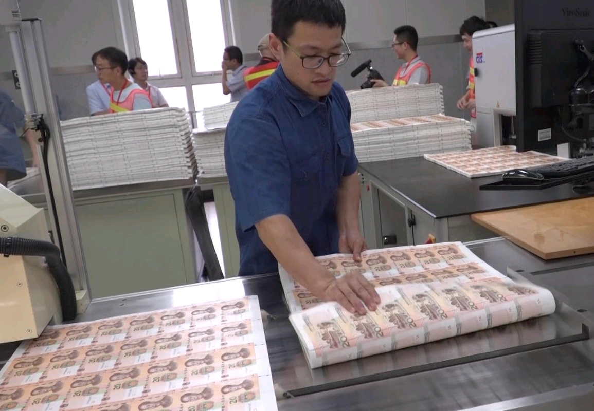 在印钞厂工作的都是什么人,有机会从里面"拿钱"出来吗?