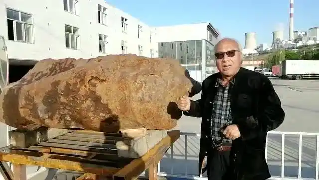 国际陨石形象大使马学珍在兰州七里河参观银白色铁陨石