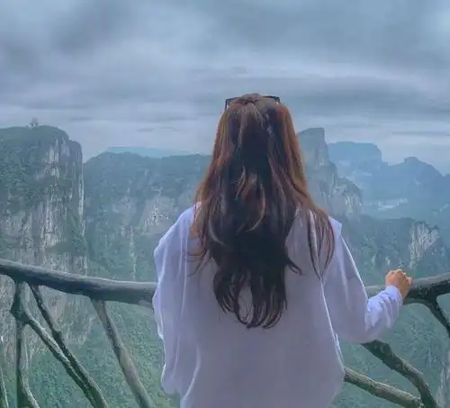 袁咏仪与张智霖同游张家界长发背影似女神老公侧颜帅翻天