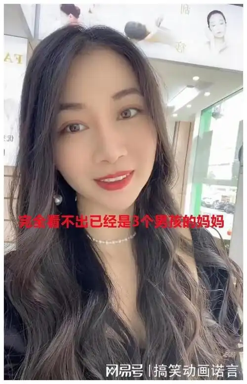 冻龄妈妈参加家长会颜值高保养超好同学高兴的合不住嘴