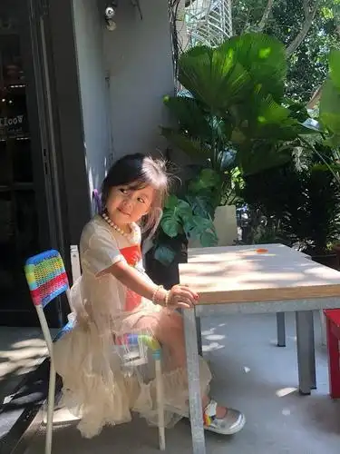 贾静雯晒孩子小聚咘咘涂指甲油改走公主风波妞穿长筒袜超软萌