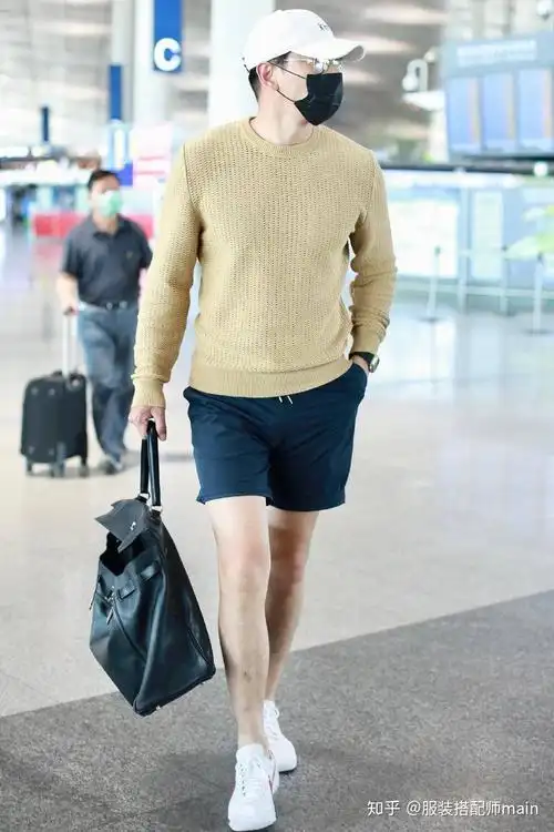 38岁张亮越来越帅针织背心搭短裤荷尔蒙爆棚拎大号手袋成亮点