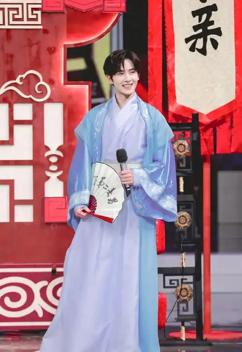 杨洋穿应援色录制青春环游记3