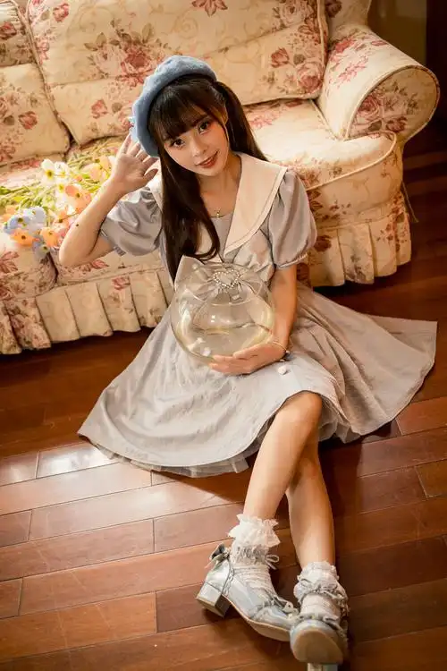 室内拍摄清纯靓丽甜美可爱小美女写真照