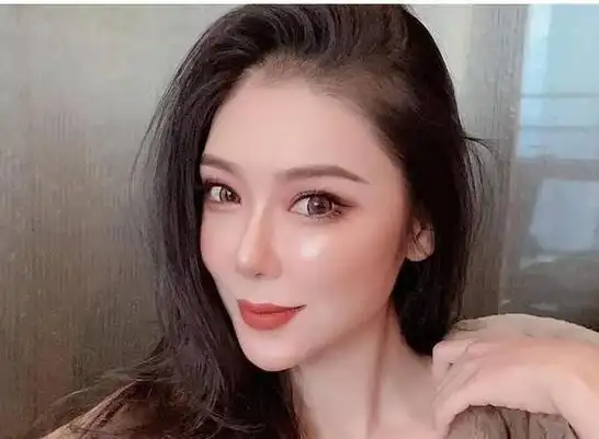 很快就有传闻称赵雅淇与另一位富豪李泽楷交往,这是在她和高虎分手后