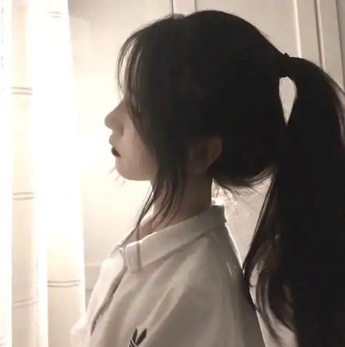 扎着马尾的女生头像
