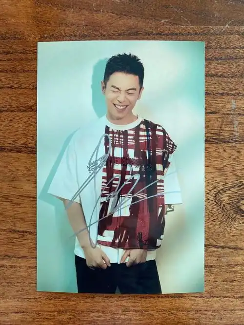 收到邓伦,小蔡ab等奔跑组,某作者,朱亚文的签名生日祝福.