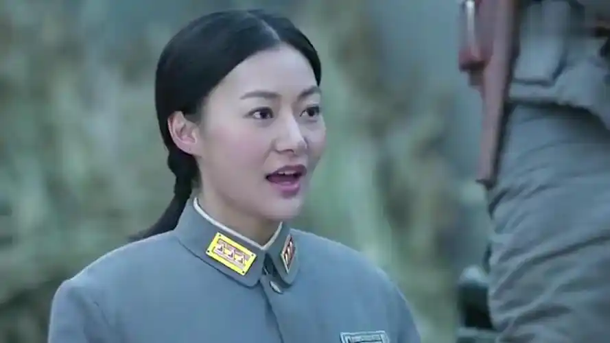 影视剧方芳送钢笔给嘉谋这是她父亲送的众人跟着起哄