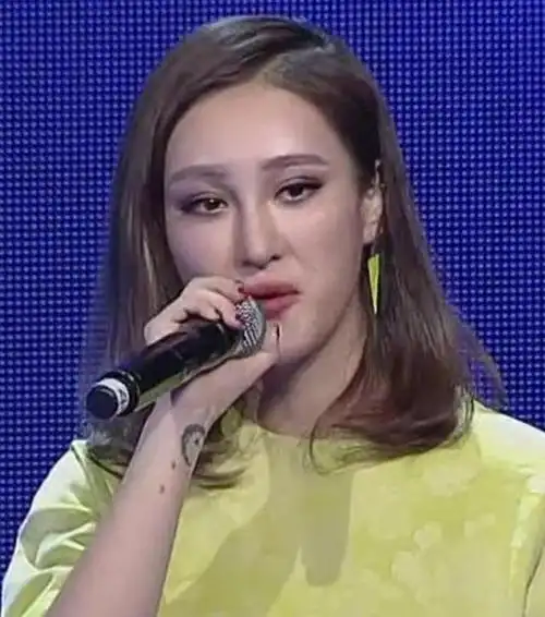 方妮努尔又解释说,自己是因为忘不了前男友,所以一年内不想找男朋友.