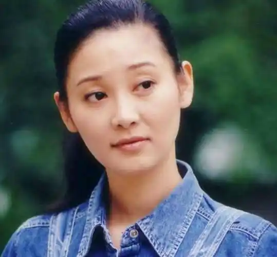 24年后,再看冯小刚现任妻子徐帆,才明白她与张娣谁更"清醒"