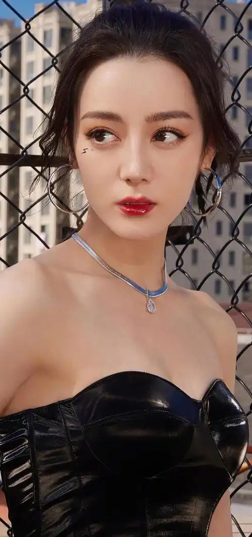 哇啊啊啊啊大眼睛,皮裙,太美了短头发也很好看,俏皮感,配上白色外套